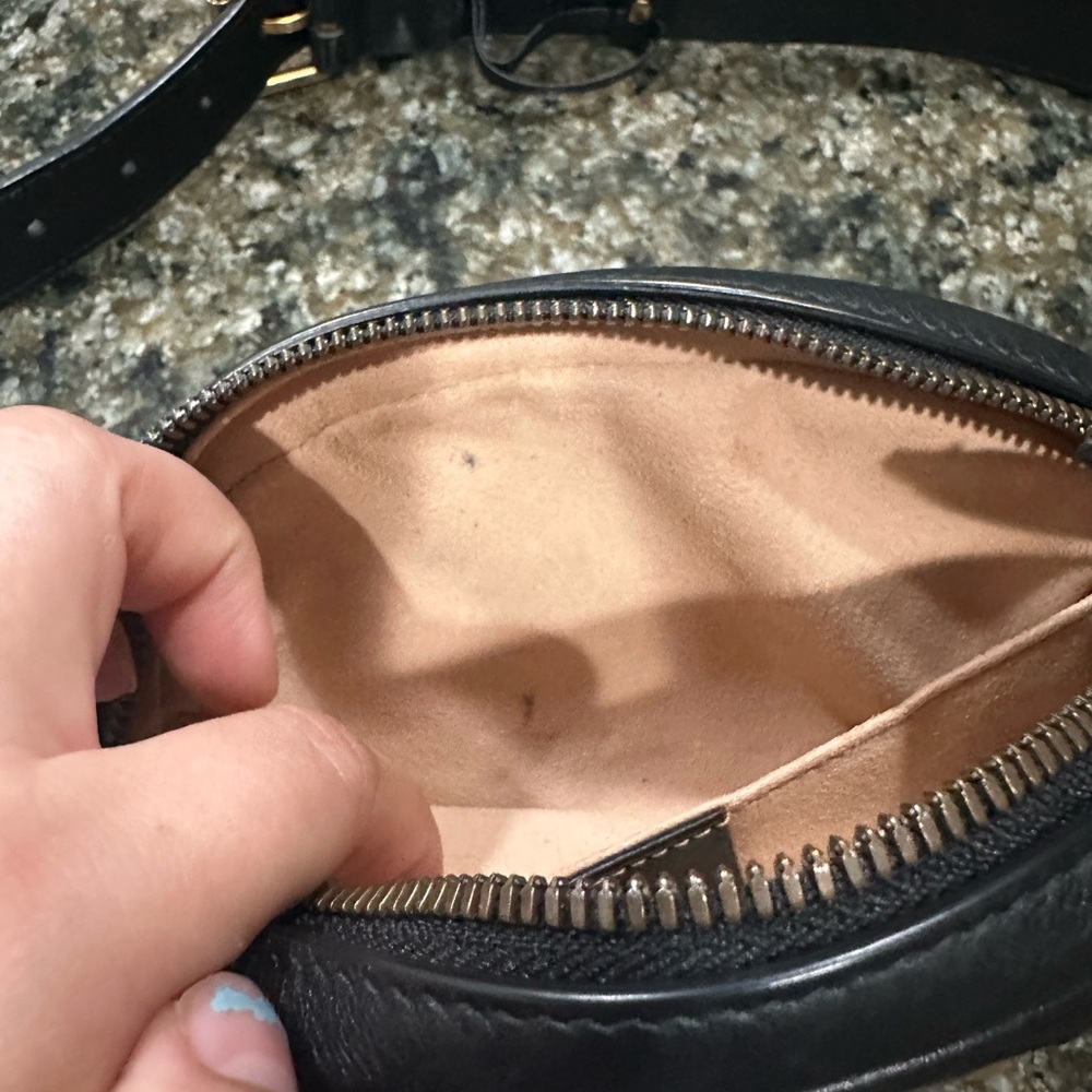 Gucci Black Crossbody Bag with Gold Logo - Picture 5 of 7